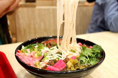 成都哪里可以學(xué)做花溪牛肉粉技術(shù)呢？師傅親自指導(dǎo)