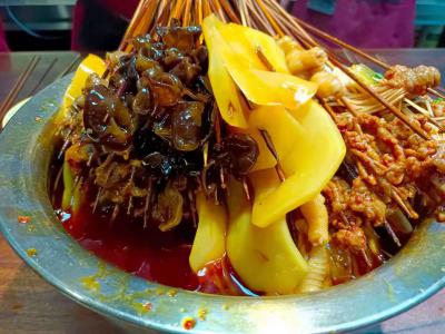  冷鍋串串技能做法哪里正宗?大廚現(xiàn)場制造1對(duì)1教育