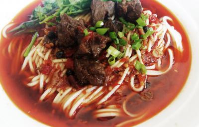 擔(dān)擔(dān)面食技術(shù)培訓(xùn)哪里好？教師現(xiàn)場教育